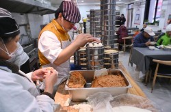 200笼小笼包仨小时售空！这家社区食堂火啦做肉馅包子视频全教程